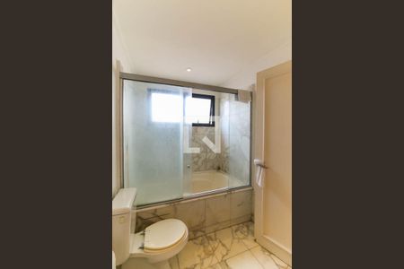 Apartamento à venda com 200m², 3 quartos e 3 vagas Apartamento à venda com 200m², 3 quartos e 3 vagasBanheiro da Suíte 2