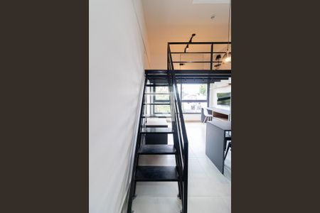 Escada de apartamento para alugar com 1 quarto, 33m² em Perdizes, São Paulo