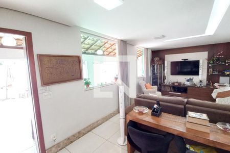 Sala de casa à venda com 3 quartos, 241m² em Santa Amelia, Belo Horizonte