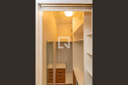 Closet da suíte de apartamento para alugar com 3 quartos, 165m² em Cambuí, Campinas