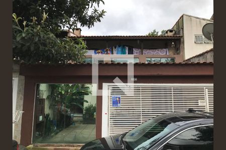 Casa à venda com 220m², 3 quartos e 3 vagas Casa à venda com 220m², 3 quartos e 3 vagasFachada