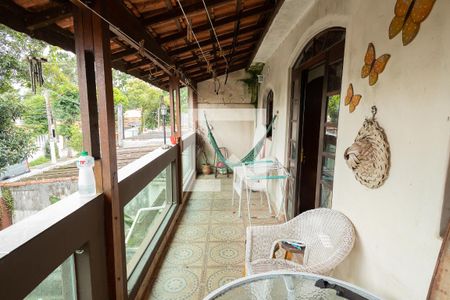 Casa à venda com 220m², 3 quartos e 3 vagas Casa à venda com 220m², 3 quartos e 3 vagasSacada