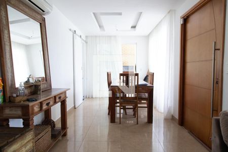 Sala de casa de condomínio à venda com 3 quartos, 270m² em Vargem Pequena, Rio de Janeiro