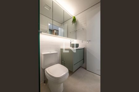 Banheiro de kitnet/studio para alugar com 1 quarto, 27m² em Pinheiros, São Paulo