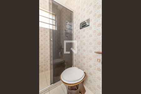 Banheiro de apartamento à venda com 1 quarto, 53m² em Vila Ipiranga, Porto Alegre