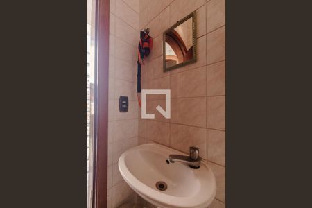 Casa à venda com 240m², 3 quartos e 2 vagasBanheiro de serviço