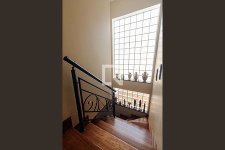 Casa à venda com 240m², 3 quartos e 2 vagasEscada