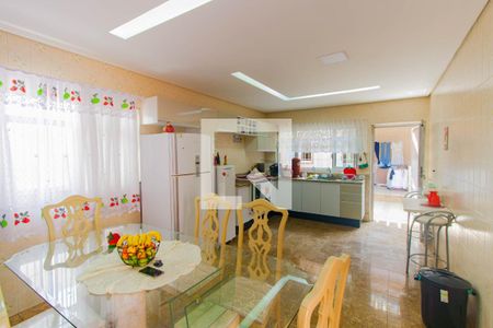 Casa à venda com 300m², 4 quartos e 7 vagas Casa à venda com 300m², 4 quartos e 7 vagasCozinha