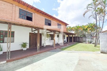 Casa à venda com 460m², 3 quartos e 3 vagasFachada