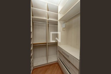 Casa à venda com 405m², 4 quartos e 4 vagas Casa à venda com 405m², 4 quartos e 4 vagasCloset da suíte 2