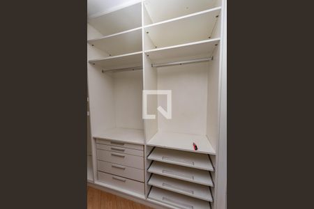 Casa à venda com 405m², 4 quartos e 4 vagas Casa à venda com 405m², 4 quartos e 4 vagasCloset da Suíte adicional piso da piscina