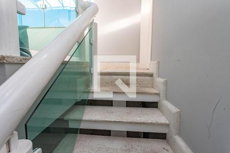 Casa à venda com 405m², 4 quartos e 4 vagas Casa à venda com 405m², 4 quartos e 4 vagasEscada para a cobertura / piscina