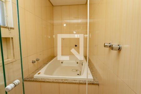 Casa à venda com 405m², 4 quartos e 4 vagas Casa à venda com 405m², 4 quartos e 4 vagasBanheiro da suíte adicional - piso piscina