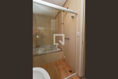 Casa à venda com 405m², 4 quartos e 4 vagas Casa à venda com 405m², 4 quartos e 4 vagasBanheiro da suíte adicional - piso piscina