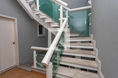 Casa à venda com 405m², 4 quartos e 4 vagas Casa à venda com 405m², 4 quartos e 4 vagasEscada para a cobertura / piscina