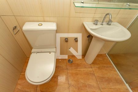 Casa à venda com 405m², 4 quartos e 4 vagas Casa à venda com 405m², 4 quartos e 4 vagasBanheiro da suíte adicional - piso piscina