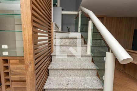 Casa à venda com 405m², 4 quartos e 4 vagas Casa à venda com 405m², 4 quartos e 4 vagasEscada para os quartos