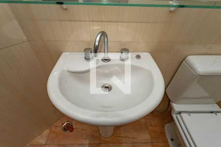 Casa à venda com 405m², 4 quartos e 4 vagas Casa à venda com 405m², 4 quartos e 4 vagasBanheiro social