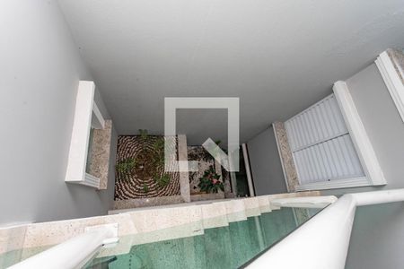 Casa à venda com 405m², 4 quartos e 4 vagas Casa à venda com 405m², 4 quartos e 4 vagasEscada para a cobertura / piscina - jardim de inverno