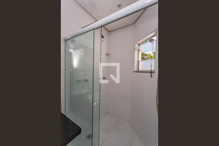 Casa à venda com 405m², 4 quartos e 4 vagas Casa à venda com 405m², 4 quartos e 4 vagasBanheiro da suíte 2