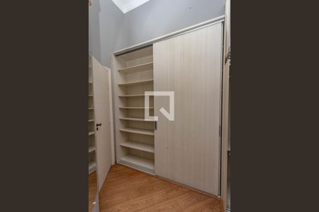 Casa à venda com 405m², 4 quartos e 4 vagas Casa à venda com 405m², 4 quartos e 4 vagasQuarto 1 - suíte - armários