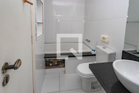 Casa à venda com 405m², 4 quartos e 4 vagas Casa à venda com 405m², 4 quartos e 4 vagasBanheiro da suíte 2