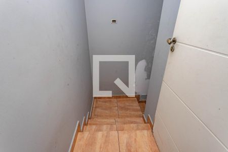 Casa à venda com 405m², 4 quartos e 4 vagas Casa à venda com 405m², 4 quartos e 4 vagasEscada para área de serviço e garagem