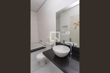 Casa à venda com 405m², 4 quartos e 4 vagas Casa à venda com 405m², 4 quartos e 4 vagasBanheiro da suíte 2