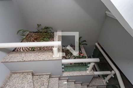 Casa à venda com 405m², 4 quartos e 4 vagas Casa à venda com 405m², 4 quartos e 4 vagasEscada para os quartos