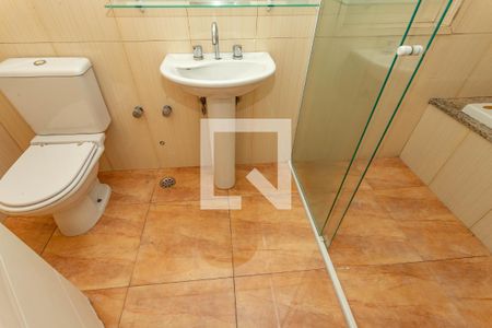 Casa à venda com 405m², 4 quartos e 4 vagas Casa à venda com 405m², 4 quartos e 4 vagasBanheiro da suíte adicional - piso piscina