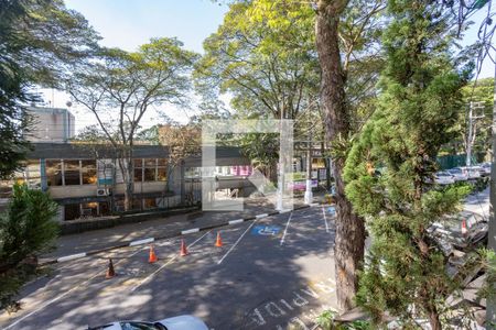 Casa à venda com 405m², 4 quartos e 4 vagas Casa à venda com 405m², 4 quartos e 4 vagasVista da varanda da sala