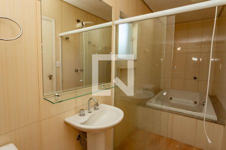 Casa à venda com 405m², 4 quartos e 4 vagas Casa à venda com 405m², 4 quartos e 4 vagasBanheiro da suíte adicional - piso piscina