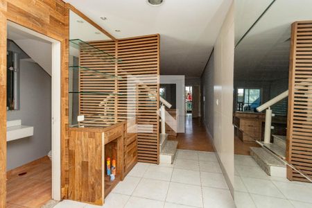 Casa à venda com 405m², 4 quartos e 4 vagas Casa à venda com 405m², 4 quartos e 4 vagasCorredor sala