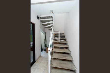 Casa à venda com 250m², 4 quartos e 3 vagas Casa à venda com 250m², 4 quartos e 3 vagasEscada