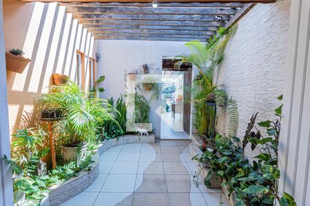 Casa à venda com 250m², 4 quartos e 3 vagas Casa à venda com 250m², 4 quartos e 3 vagasJardim entrada