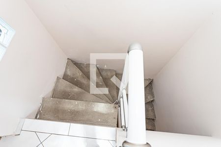 Casa à venda com 250m², 4 quartos e 3 vagas Casa à venda com 250m², 4 quartos e 3 vagasEscada