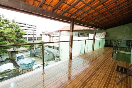 Casa à venda com 400m², 7 quartos e 9 vagas Casa à venda com 400m², 7 quartos e 9 vagasVaranda
