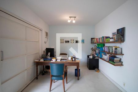 Casa à venda com 360m², 4 quartos e 4 vagasEscritorio