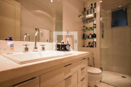 Apartamento à venda com 230m², 3 quartos e 3 vagas Apartamento à venda com 230m², 3 quartos e 3 vagasBanheiro suíte 3