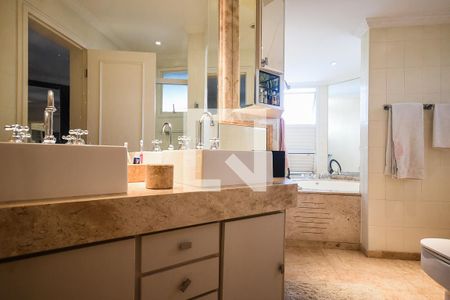 Apartamento à venda com 230m², 3 quartos e 3 vagas Apartamento à venda com 230m², 3 quartos e 3 vagasBanheiro suíte 1