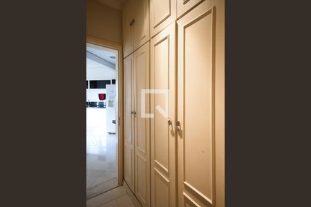 Apartamento à venda com 230m², 3 quartos e 3 vagas Apartamento à venda com 230m², 3 quartos e 3 vagasArmário do corredor