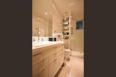 Apartamento à venda com 230m², 3 quartos e 3 vagas Apartamento à venda com 230m², 3 quartos e 3 vagasBanheiro suíte 3