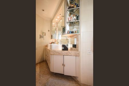 Apartamento à venda com 230m², 3 quartos e 3 vagas Apartamento à venda com 230m², 3 quartos e 3 vagasBanheiro suíte 1