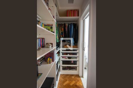 Apartamento à venda com 240m², 3 quartos e 1 vagaCloset do quarto 2