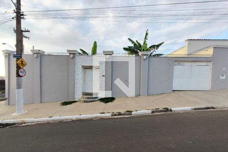 Casa para alugar com 295m², 4 quartos e 3 vagas Casa para alugar com 295m², 4 quartos e 3 vagasFachada