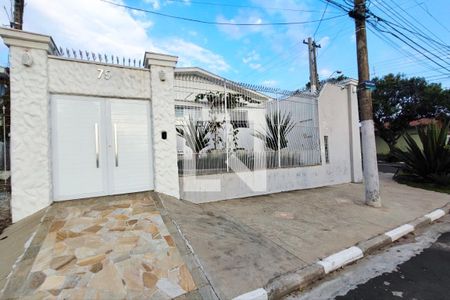 Casa para alugar com 295m², 4 quartos e 3 vagas Casa para alugar com 295m², 4 quartos e 3 vagasFachada