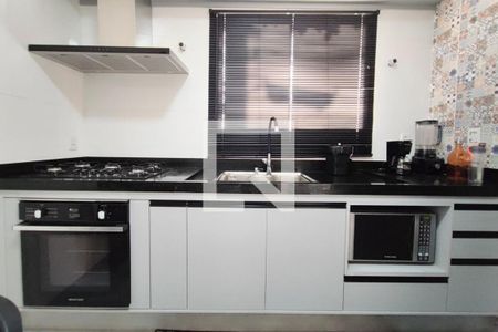 Casa para alugar com 295m², 4 quartos e 3 vagas Casa para alugar com 295m², 4 quartos e 3 vagasCozinha