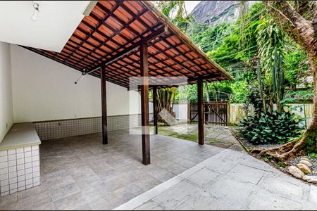 Casa à venda com 200m², 3 quartos e 2 vagas Casa à venda com 200m², 3 quartos e 2 vagasGaragem
