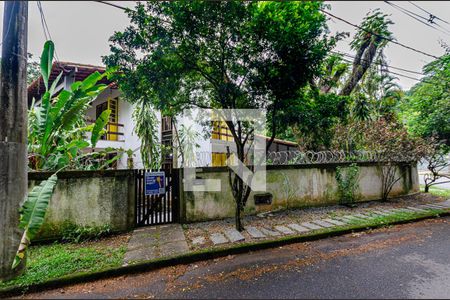 Casa à venda com 200m², 3 quartos e 2 vagas Casa à venda com 200m², 3 quartos e 2 vagasEntrada