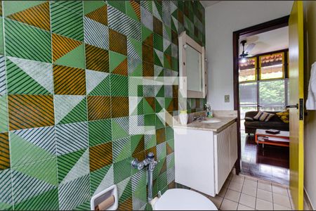 Casa à venda com 200m², 3 quartos e 2 vagas Casa à venda com 200m², 3 quartos e 2 vagasBanheiro Social